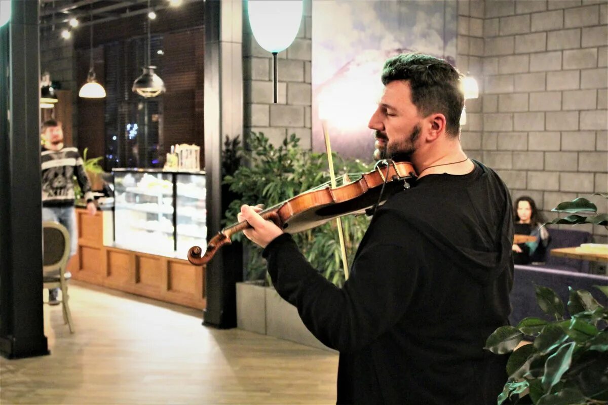 Музыканты живой музыки. Джаз. Вечер джаза в ресторане. Саксофон и музыкант. Джаз в ресторане.