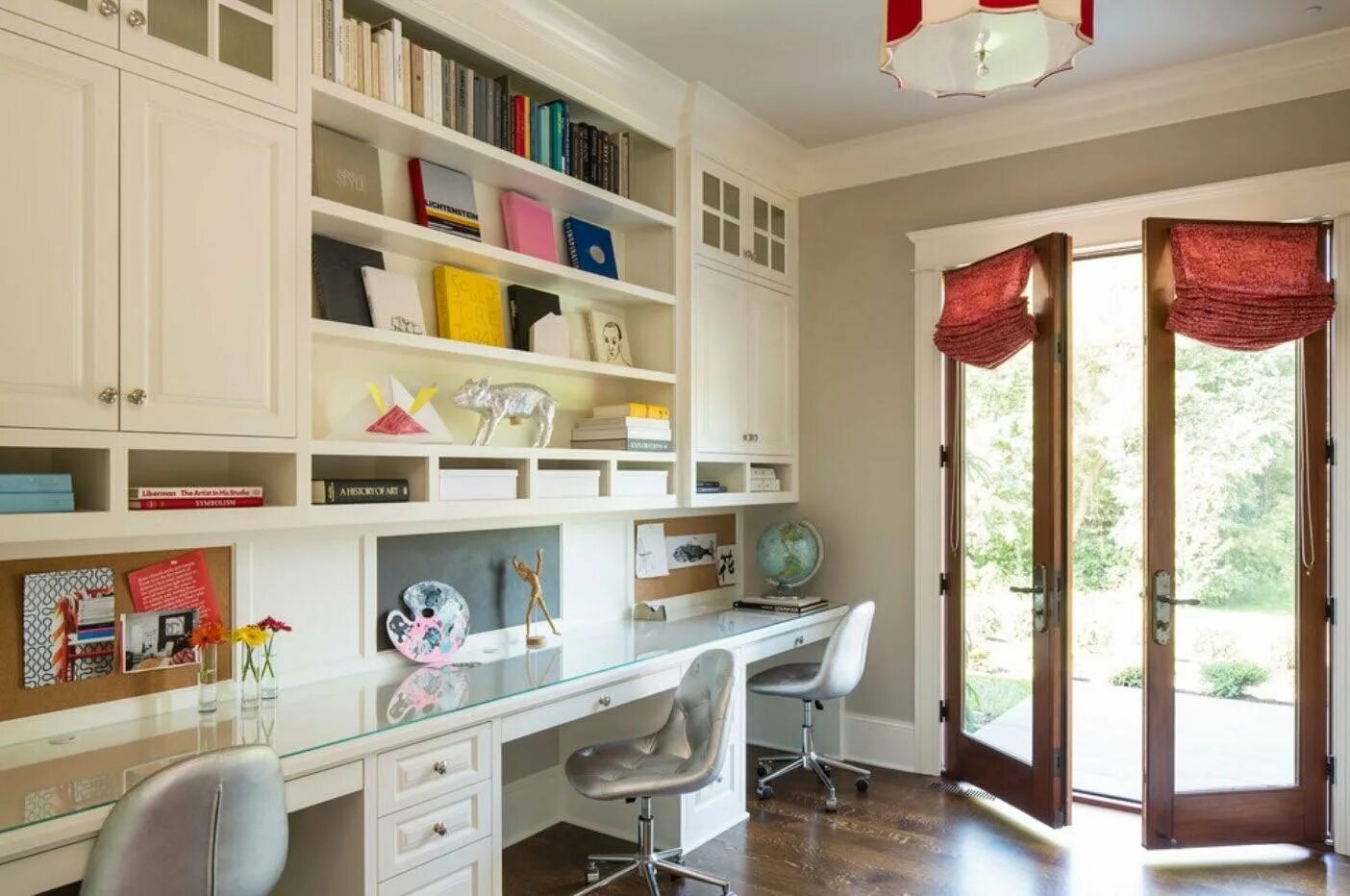 Стол у окна для школьника. Стол у окна. Рабочее место для двоих детей у окна икеа. Компьютерный стол у окна. Письменный стол перед окном в детской.