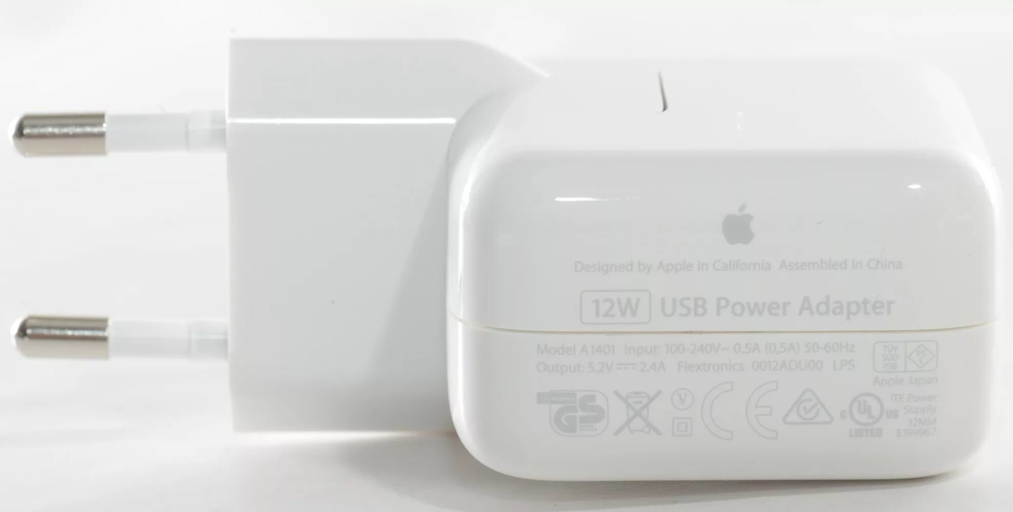 Apple учит китайцев отличать настоящую зарядку iPhone от поддельной ichip.ru