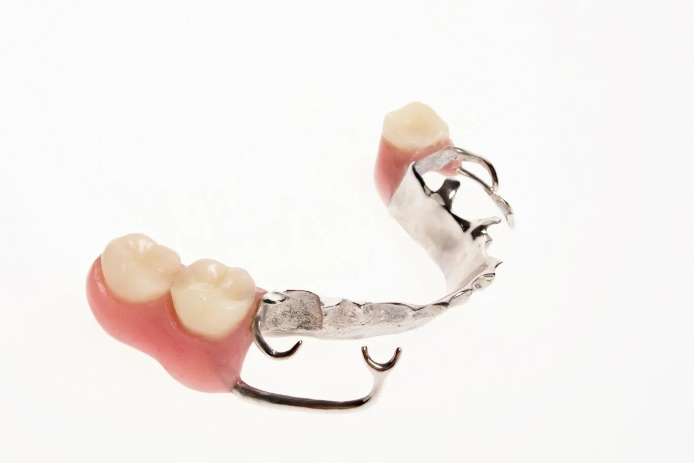 бюгельный протез. крепление бюгельных протезов. щетка для съемных зубных протезов. кламмер на бюгельный протез. кламмеры для зубных протезов.