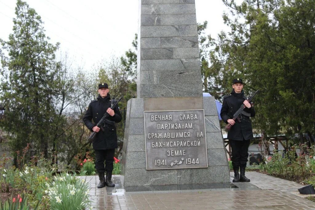 15 Апреля 1944 освобождение Алушты. Памятник крымским партизанам (Алушта). Памятник партизанам Бахчисарай. Бахчисарай 1941. Погода в партизанском на 14