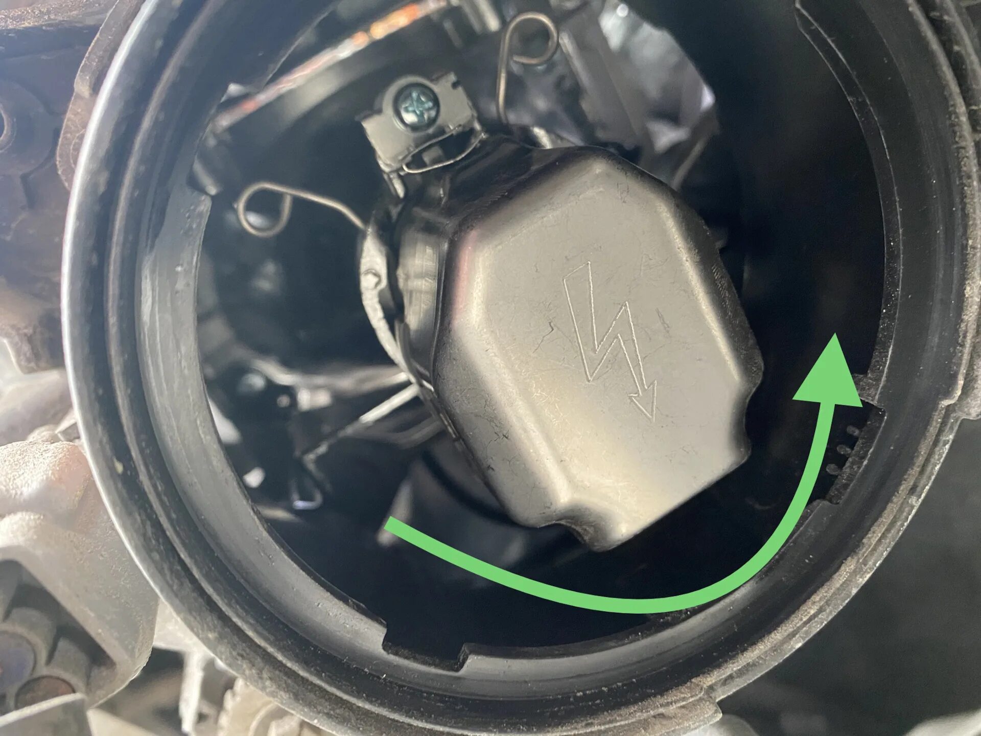 Outlander 2013 патрон лампы ближнего света. Лампа блиднегоисвета mitsubishi outlander. Как поменять лампу ближнего света аутлендер. Лампа блиднегоисвета mitsubishi outlander. Паджеро спорт 2007 лампа ближнего.