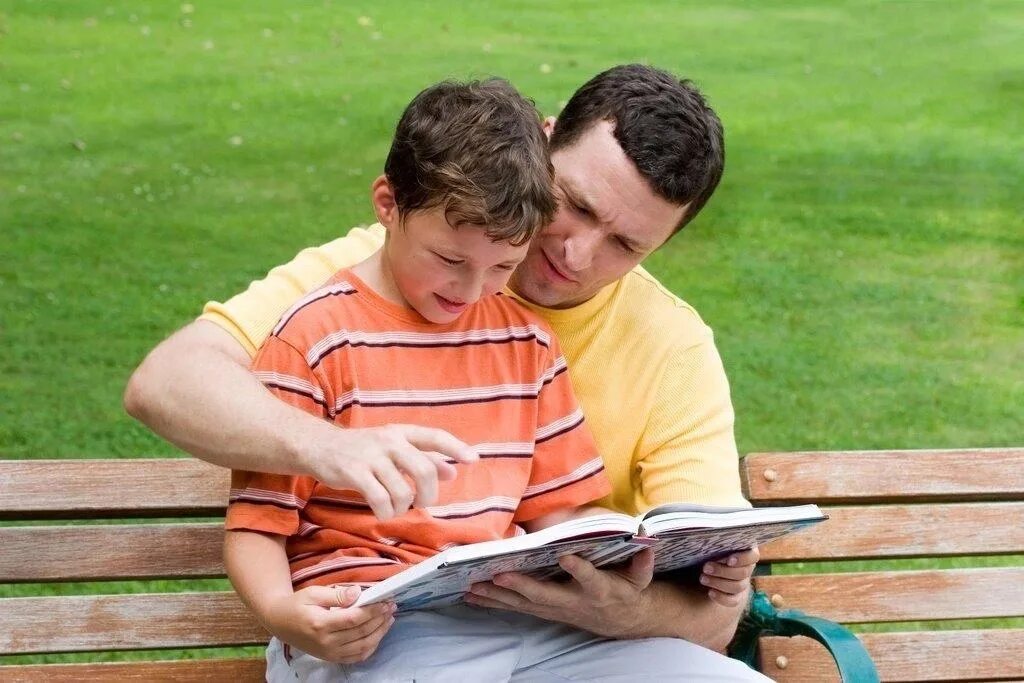 Dad likes playing. Родители читают книгу ребенку. Подросток с книгой. Детям о папе. Мальчик с папой.