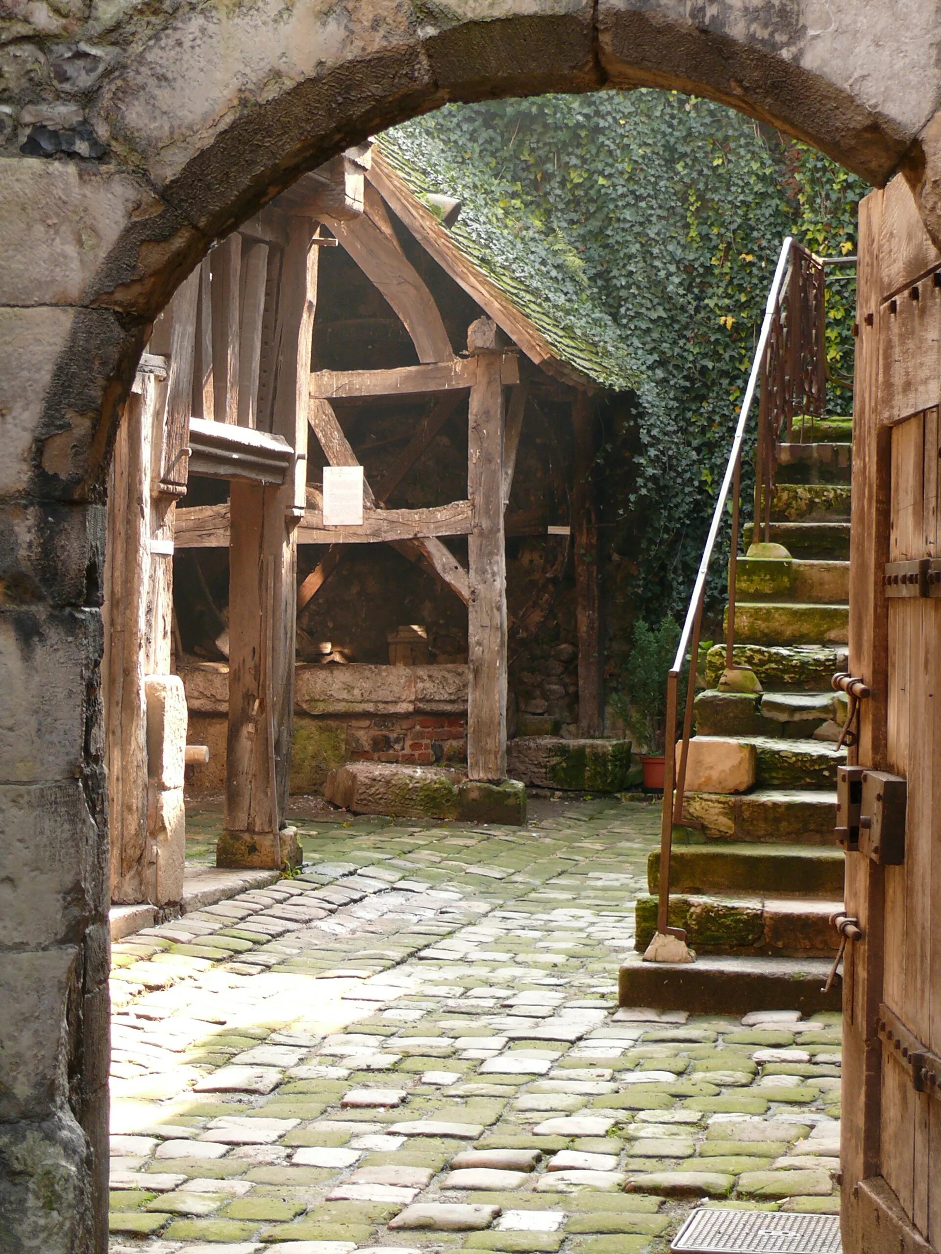 Внутренний двор замка. Часовня старинная каменная. Дверь в камне. Старинная дверь. Старинные ворота.