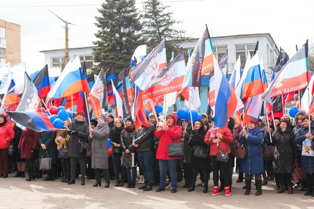 Антимайдан днр. Антимайдан новости новороссии днр лнр донбасса. Митинги в луганске 2014. Антимайдан в донецке. Днр и лнр последние новости антимайдана.
