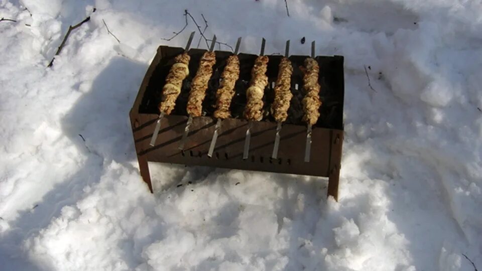 Как пожарить шашлык зимой. Шашлык зимой. шашлык зимой на природе. шашлык зимой в лесу. шашлык на мангале зимой.