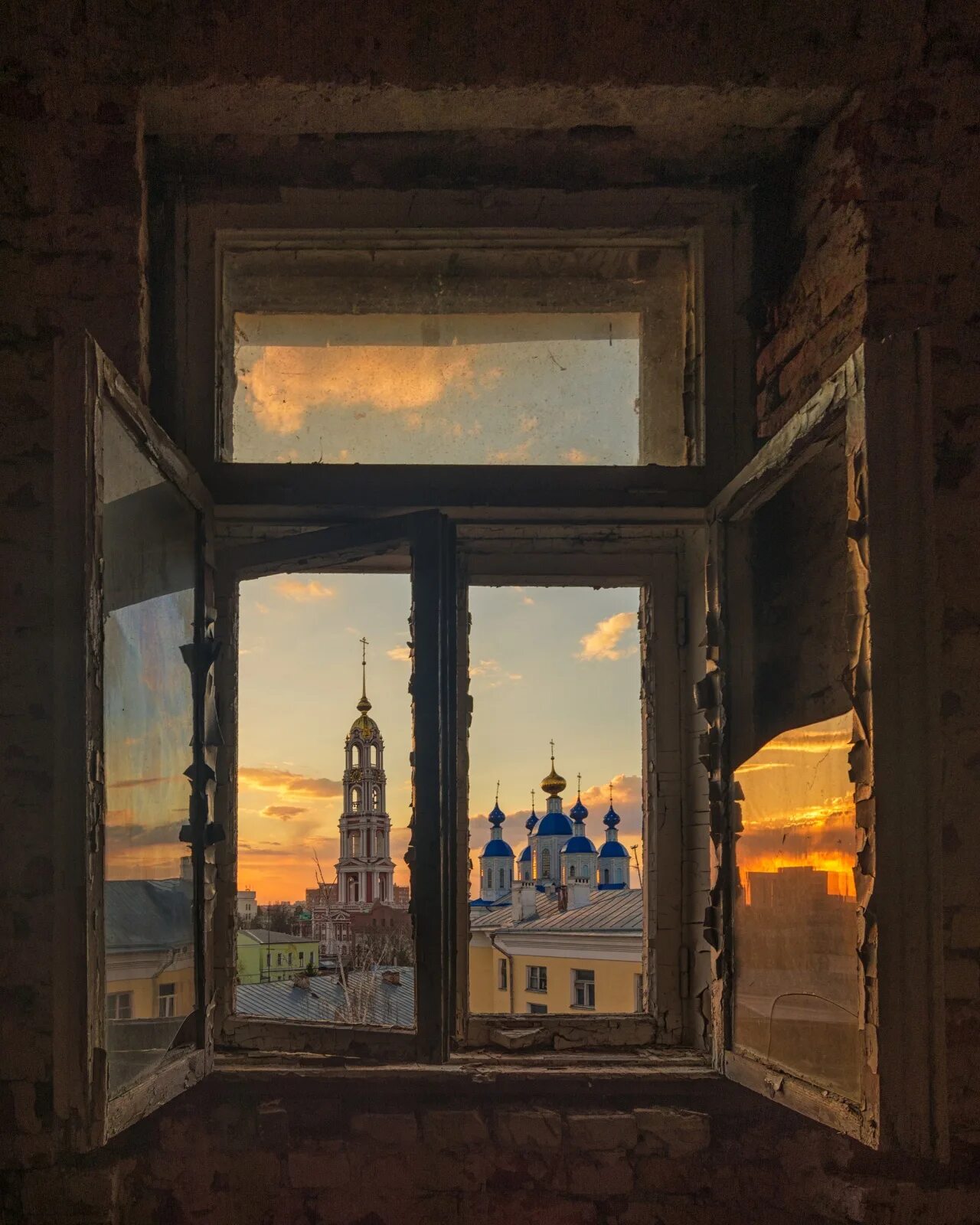 Старые окна 3. Пластиковое окно 3 секции. Три окна автор. Под окном. Три окна на улицу в старых домах.