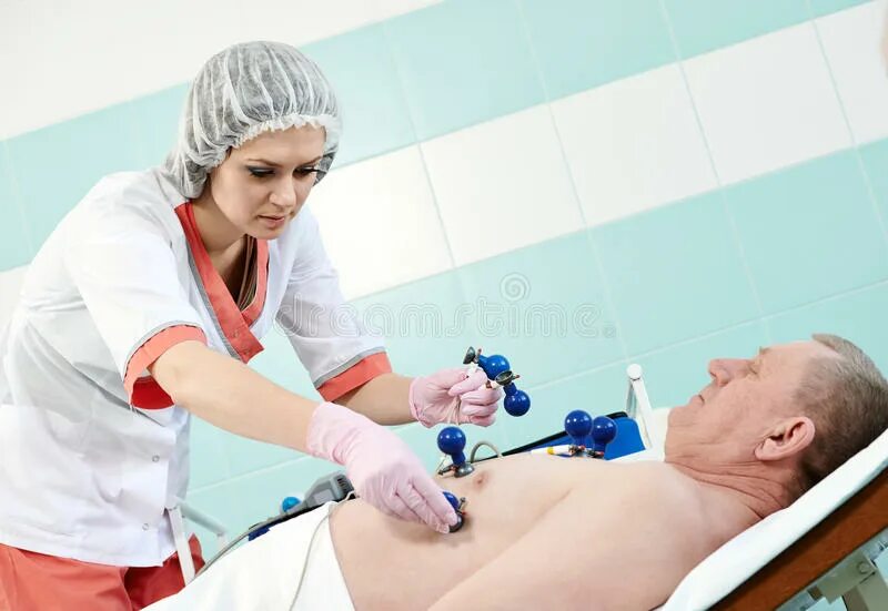 Пациент снять. Лечебно-диагностические манипуляции. медсестра проводит обследование пациента. кардиограмма врач.