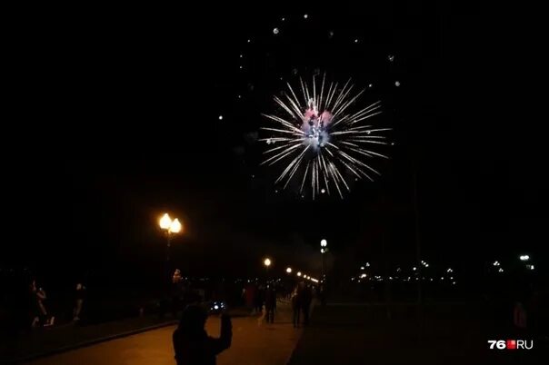 Салют 1 мая. Вчерашние салюты в Тюмени. Салют 1 мая 2023 Барнаул трансялицая. Салют в Иркутске 1 мая 2023 года набережная нижняя.