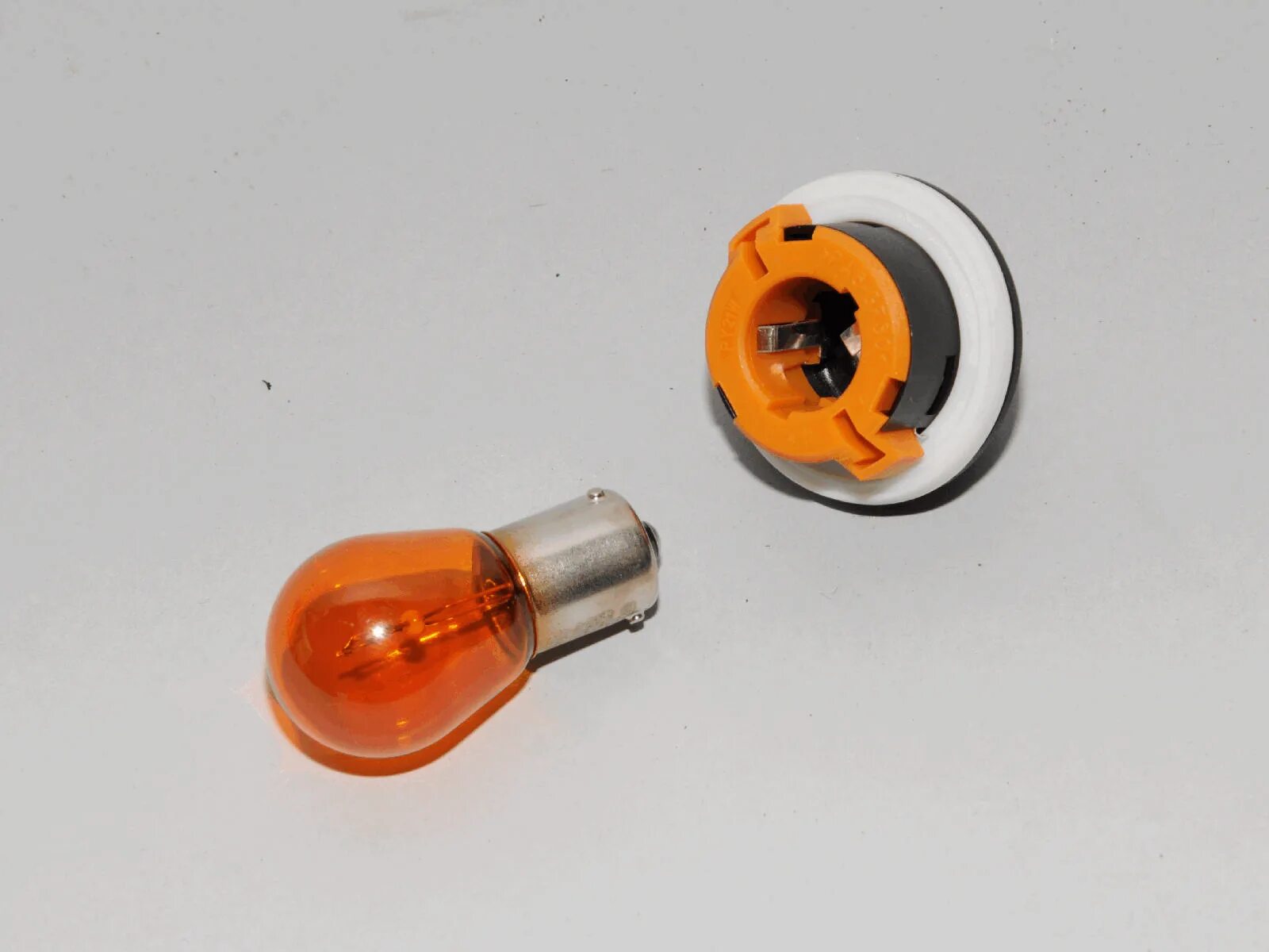 Рено мастер лампочки. Патрон лампы поворотов renault duster. Лампочки рено мастер 2. Лампочка поворотника рено меган 2. Патрон лампы renault logan 2 7701069725.