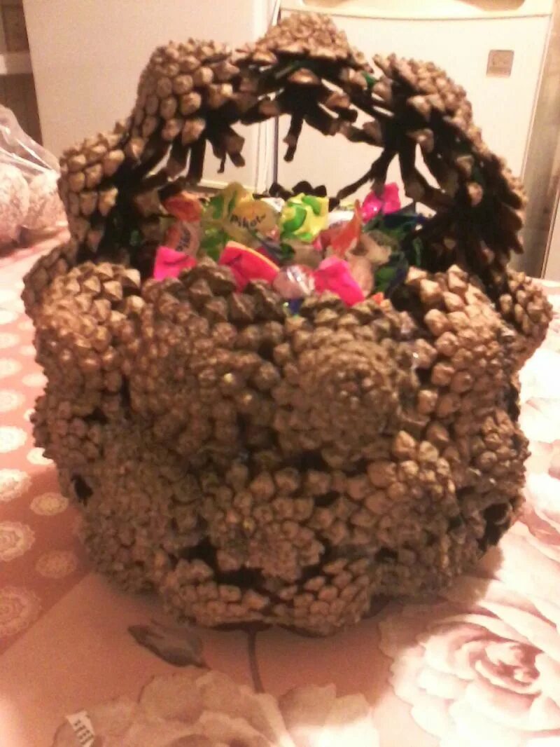 Корзинка из шишек. Фото корзинок из шишек. Корзинка из шишек. Корзинка из шишек. Корзинка из шишек.