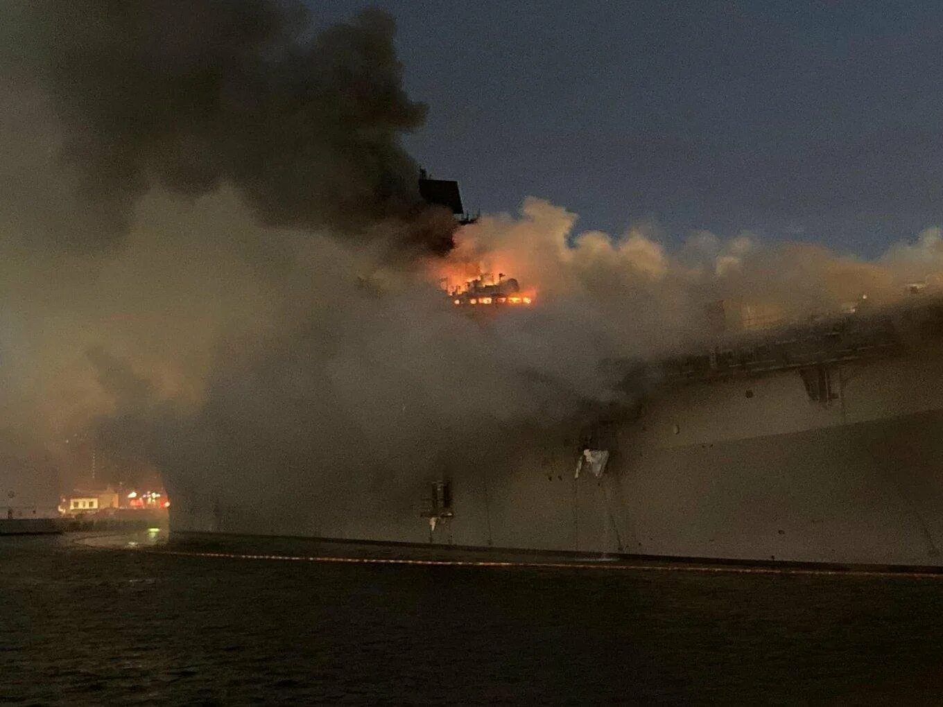 Uss bonhomme richard пожар. Корабль сша горит. Uss bonhomme richard пожар. В сан диего горит десантный корабль. Корабль сша горит.