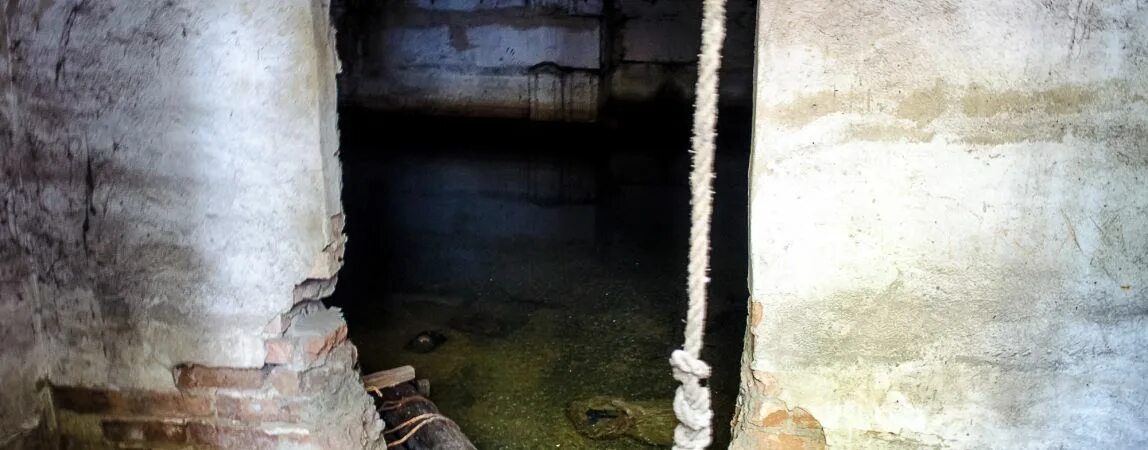 Подвал в многоквартирном доме в собственность. Подвал хрущевки затопленный. угол подвала.