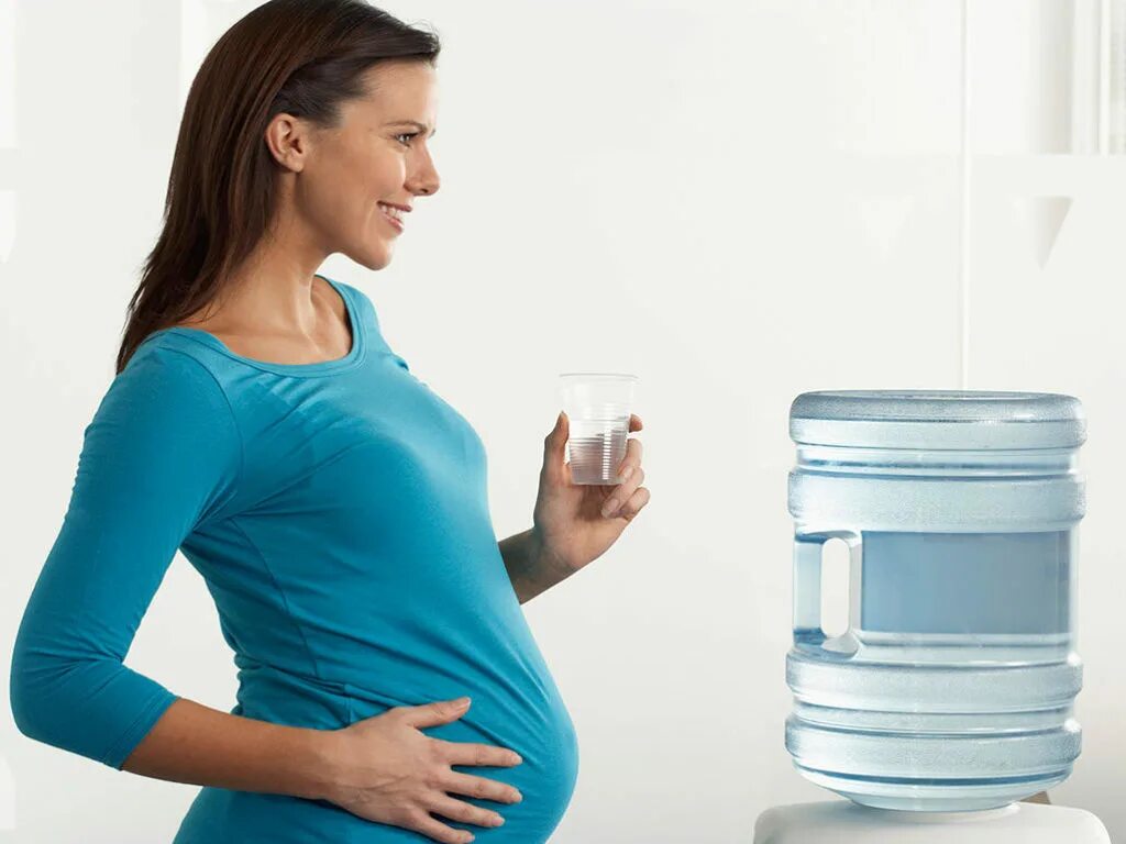 Беременно много воды. Питье беременных. Воды беременность.