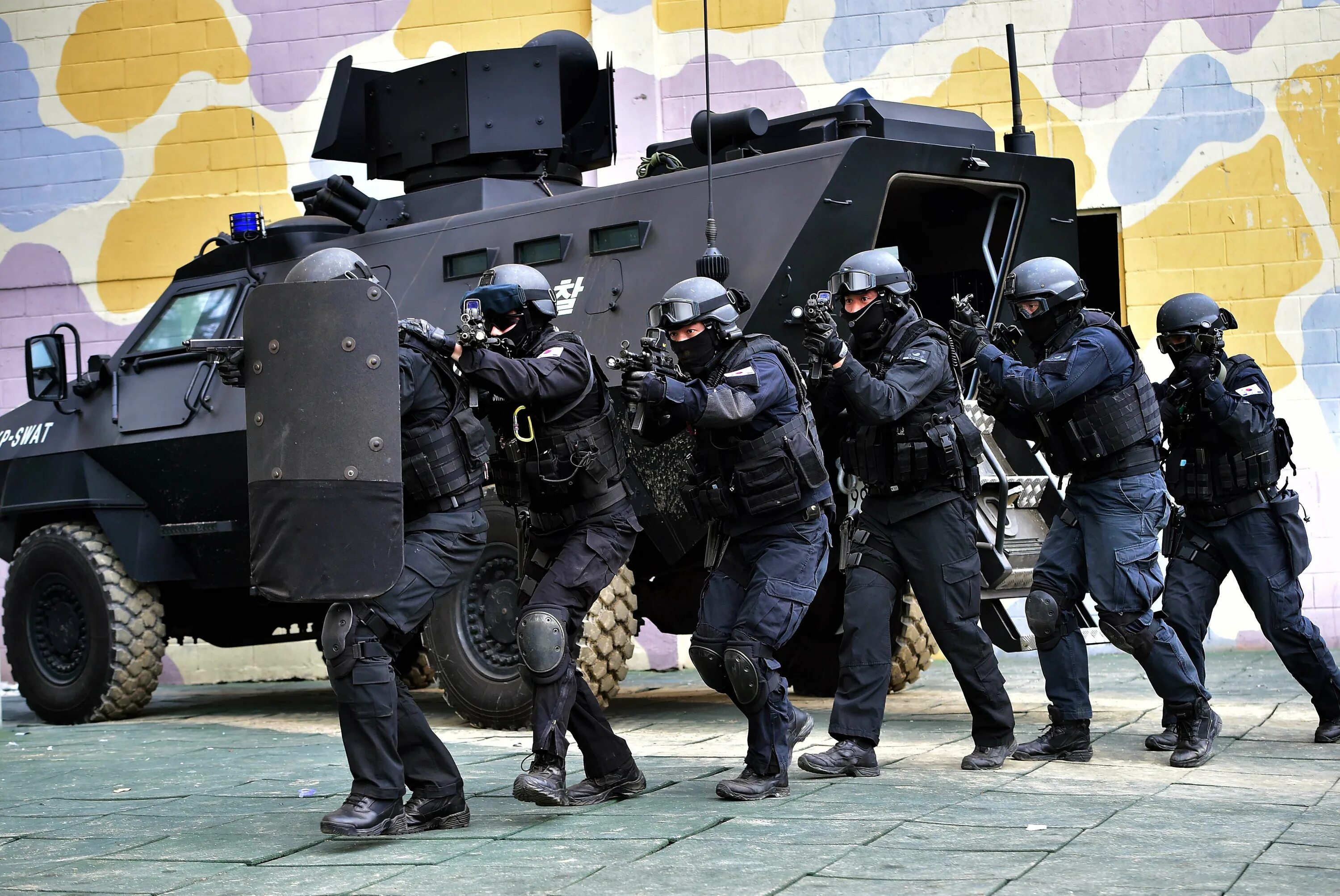 Swat kuwait. Спецназ США SWAT. Штурмовая группа SWAT. Спецназ полиции США SWAT. Спецназ LAPD.