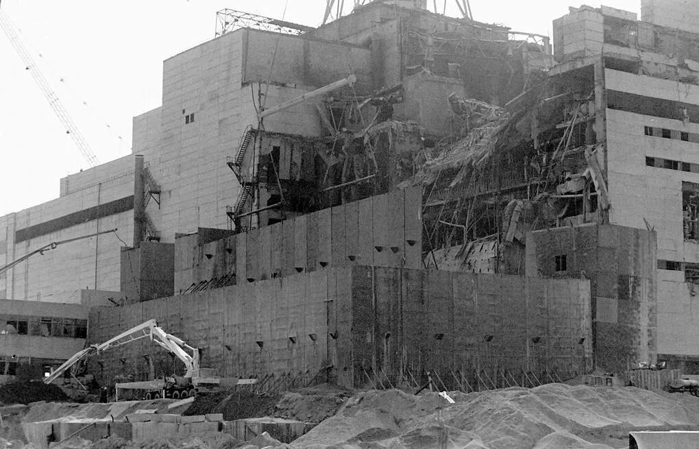 Дом 26 апреля. Атомная электростанция Чернобыль 4 энергоблок. Четвёртый энергоблок ЧАЭС 1986. Чернобыль 4 энергоблок в 1986. АЭС Чернобыль 4 энэрго блок.