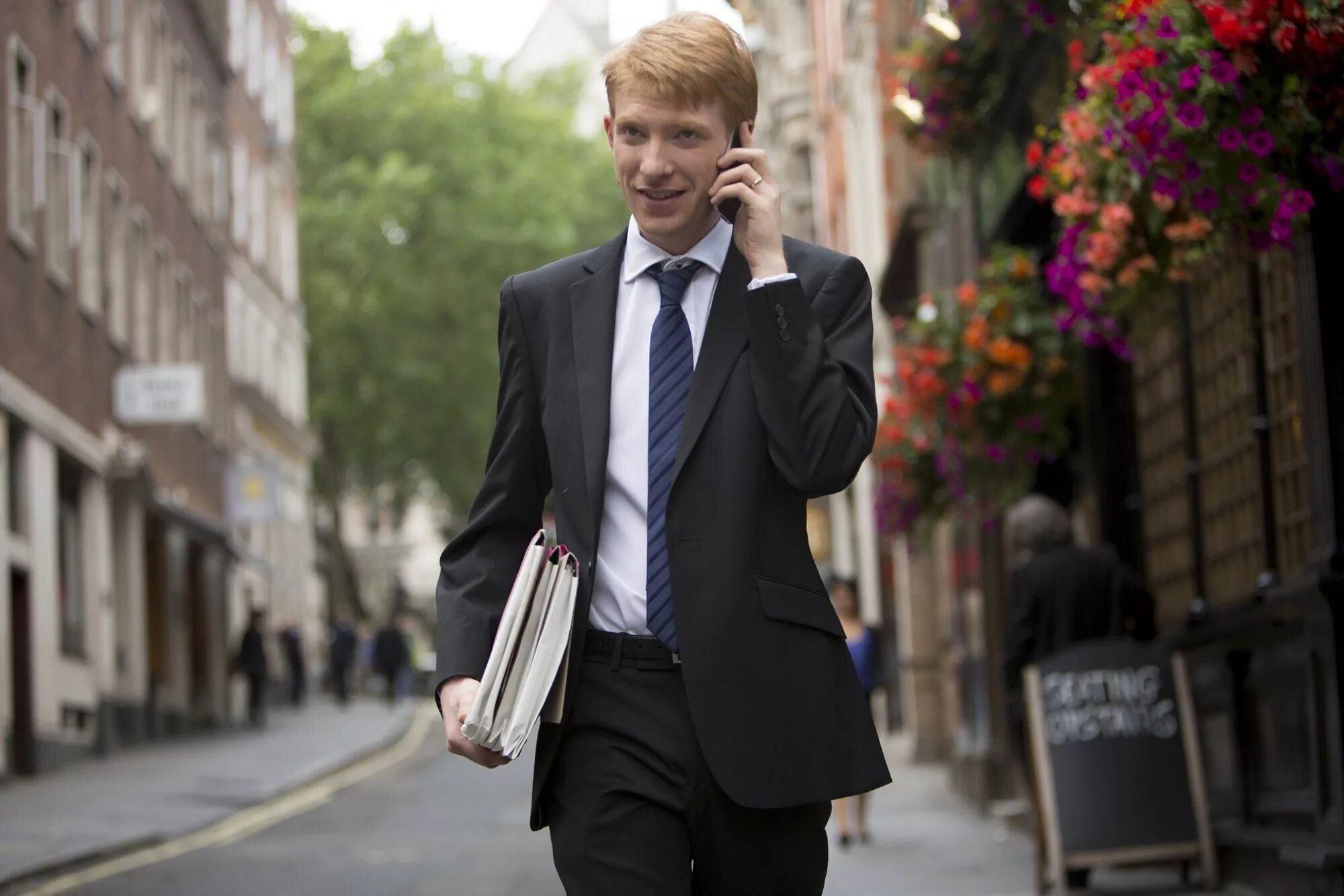 About time. Бойфренд из будущего (2013). Бойфренд из будущего (2013) Донал Глисон. Domhnall Gleeson кадры. Донал Глисон кадры из фильмов.