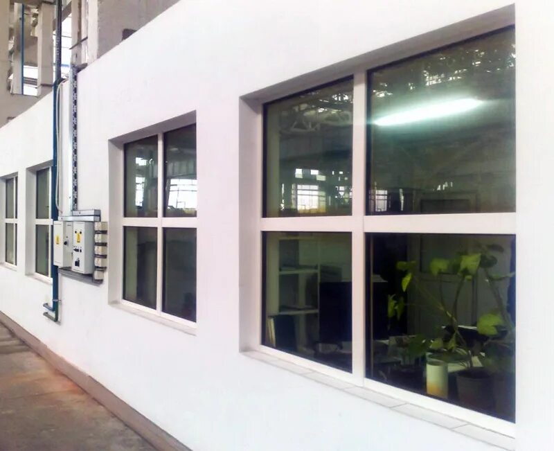 Пожарные окна в здании. Противопожарное окно ei60. eiw 60. противопожарные алюминиевые окна. огнестойкие окна.