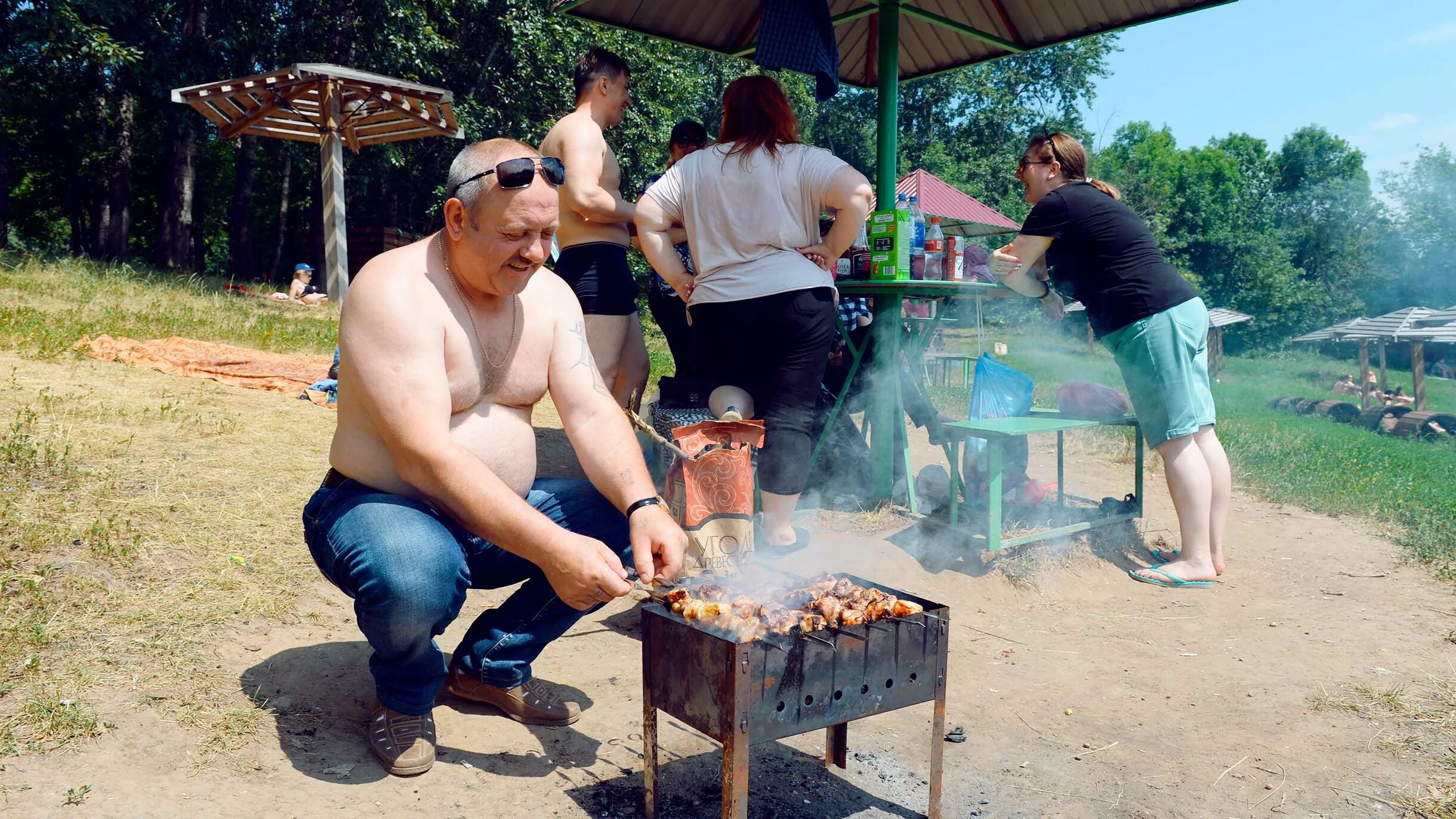 Можно ли жарить шашлык на пруду. Парк борисовские пруды шашлык. парк борисовские пруды беседки. борисовские пруды беседки для шашлыка. борисовские пруды шашлычная зона.