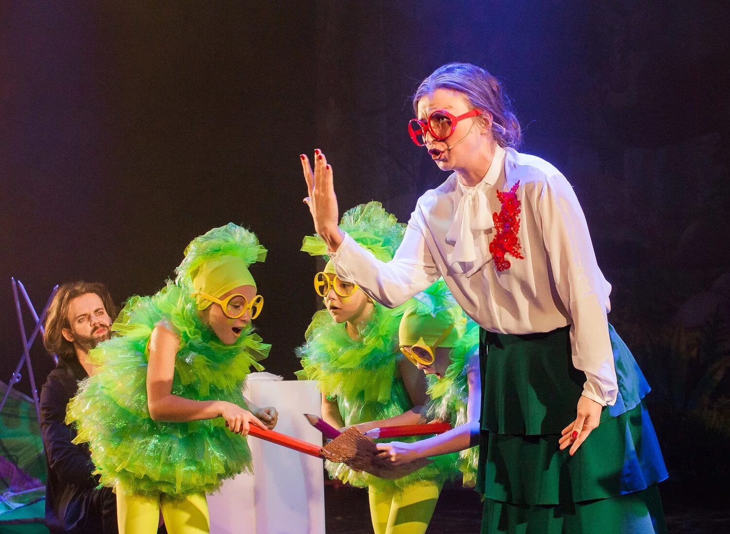 Мюзикл шапочка. Мюзикл шапочка. Сердючка красная шапочка. Мюзикл красная шапочка с веркой сердючкой. Театр красная шапочка мюзикл.