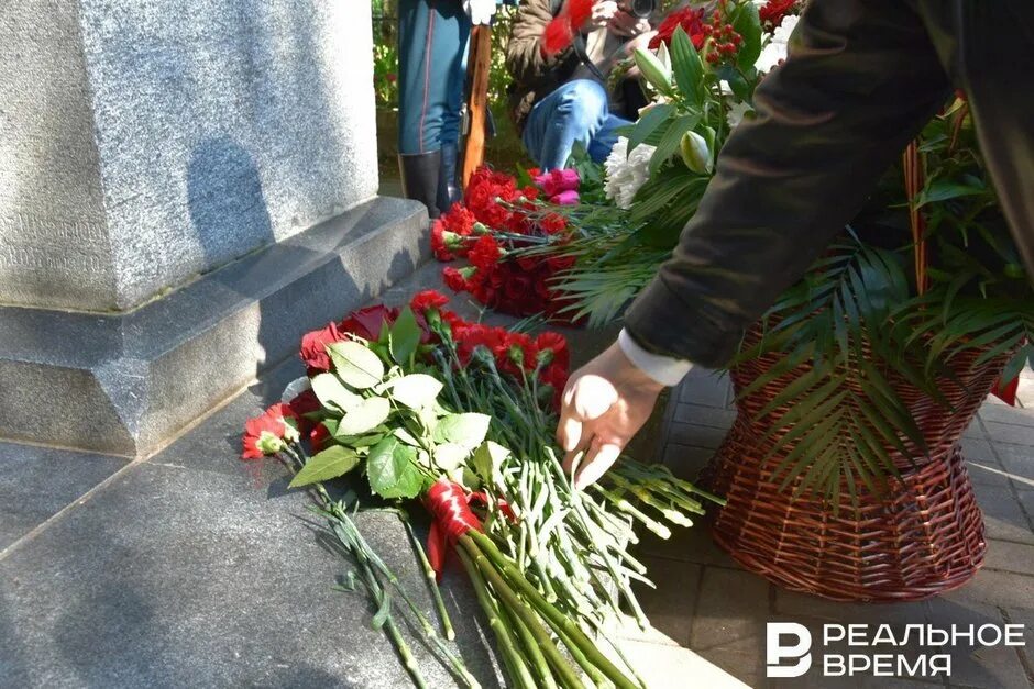Выплаты добровольцам пермский край. Памятник воинам. кладбище. возложение на кладбище сарапул. памятник воинам добровольцам.