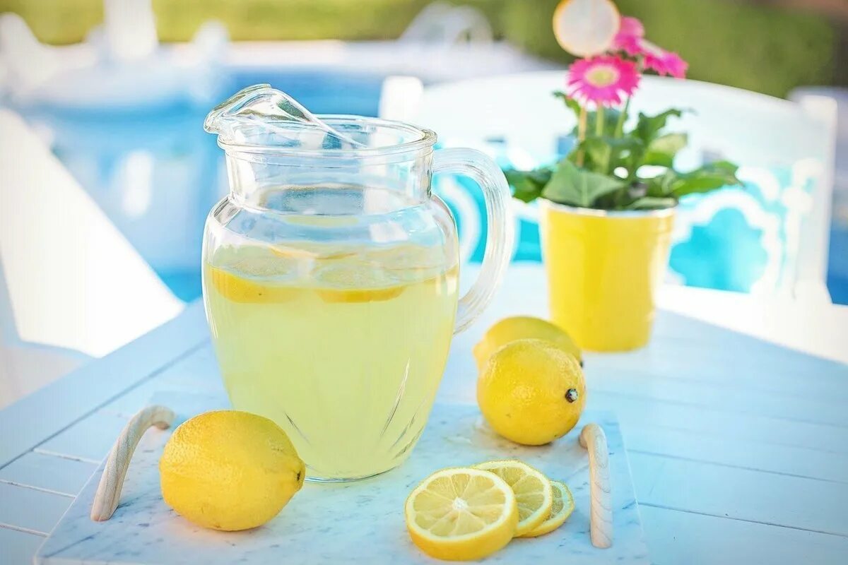 Приготовление напитка с лимоном. Limonata. домашний лимонад. напиток с лимоном. освежающий лимонад.