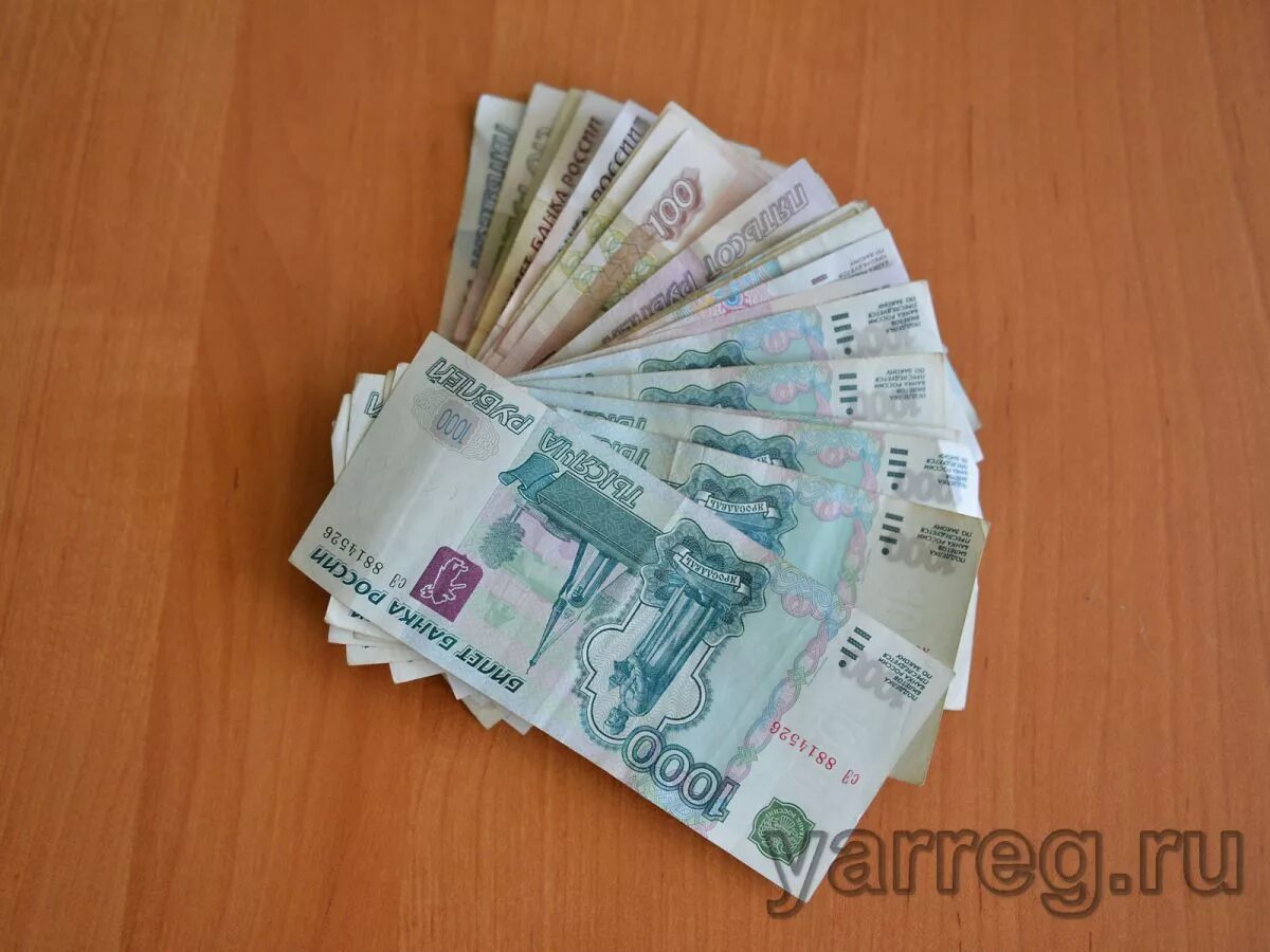 1050 тыс. Деньги на столе. Деньги 1000 рублей. Деньги рубли. Тысячные купюры на столе.