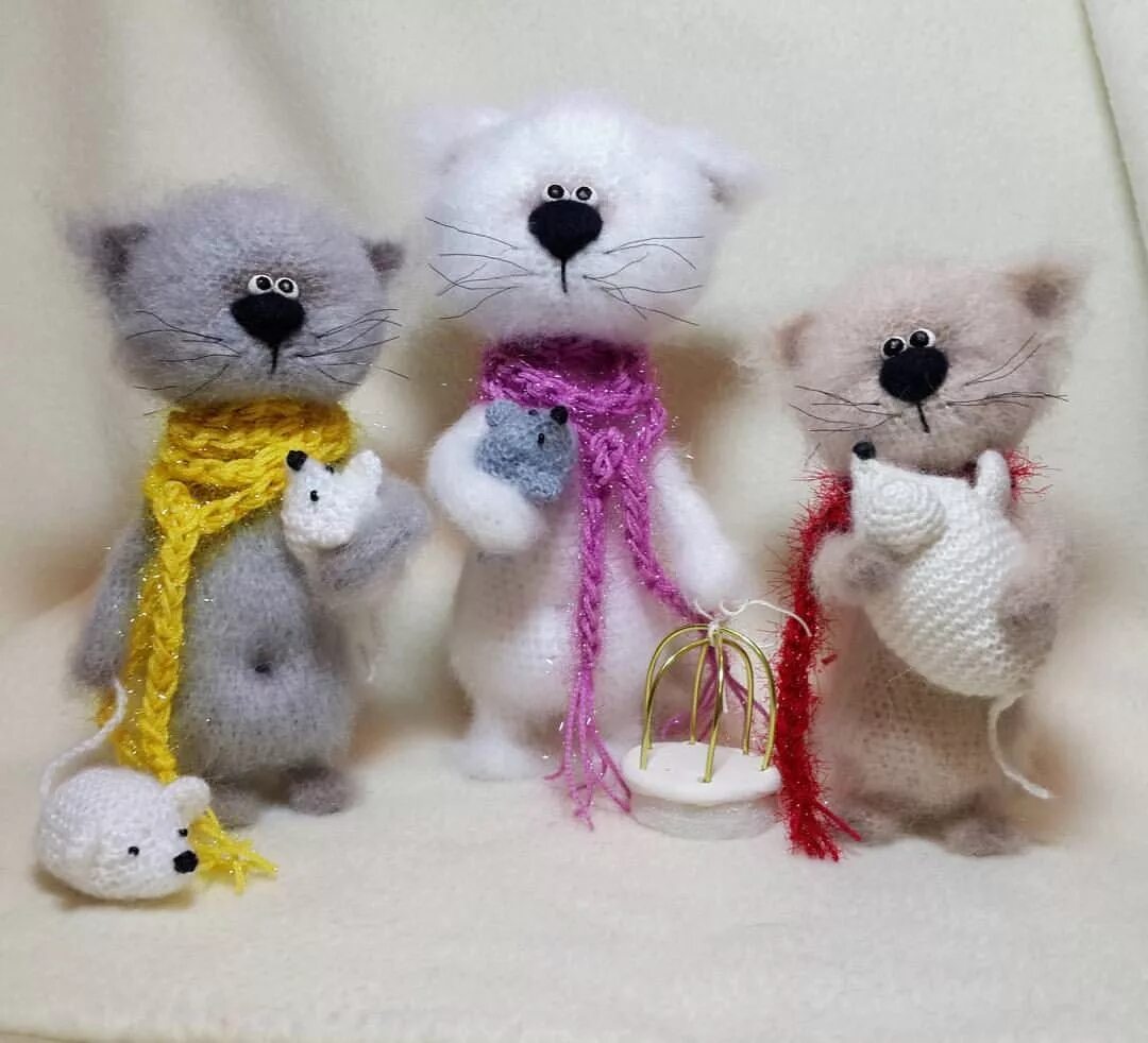 Вязание игрушек кошки. Вязаные игрушки. вязаные пушистые игрушки. вязаная игрушка кот. вязаные игрушки кошки.