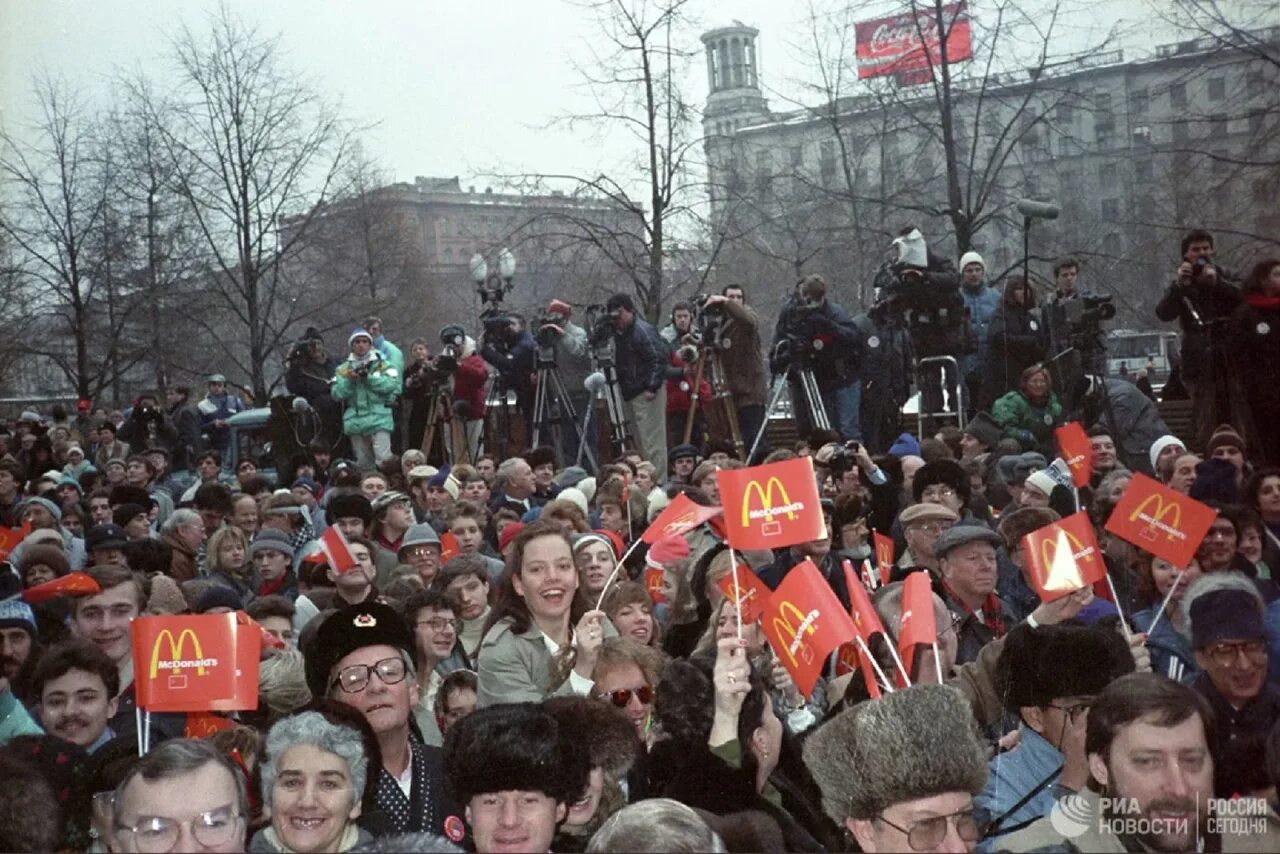 Открытие макдональдса на пушкинской 1990. Очередь в макдональдс 1990 москва. Открытие московского метро 1935. Макдональдс 1990 москва. Макдональдс на пушкинской 1990.