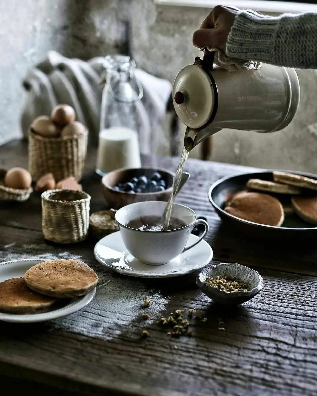 уютное чаепитие. кухня утро кофе. кружка кофе на кухне. утро на кухне. кухня утро кофе.