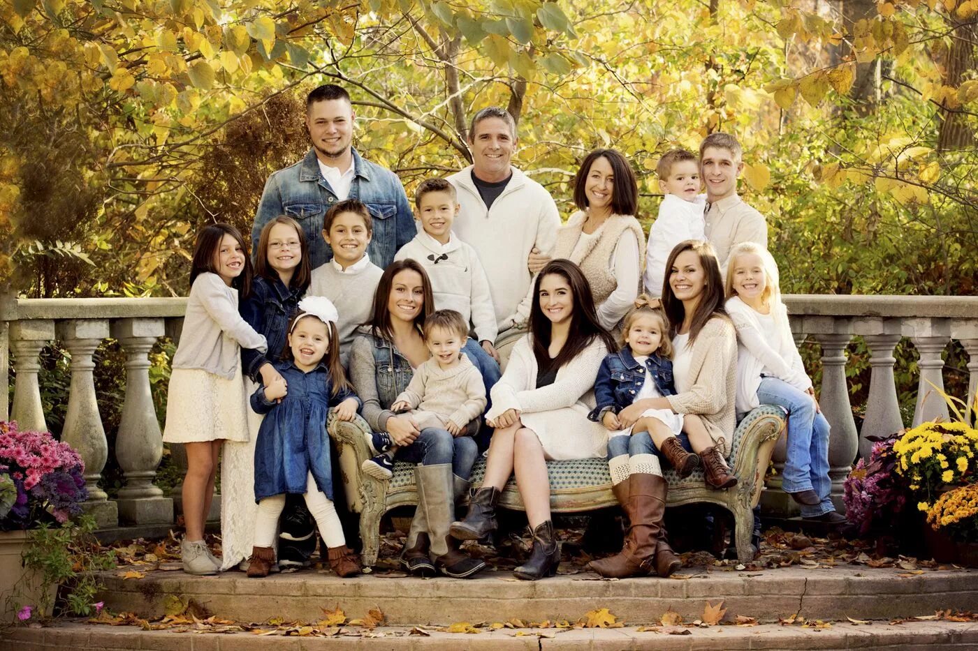Несколько семей составляло. Фотосессия большой семьи. Большая семья. Портрет большой семьи. Большая семья фотосессия.