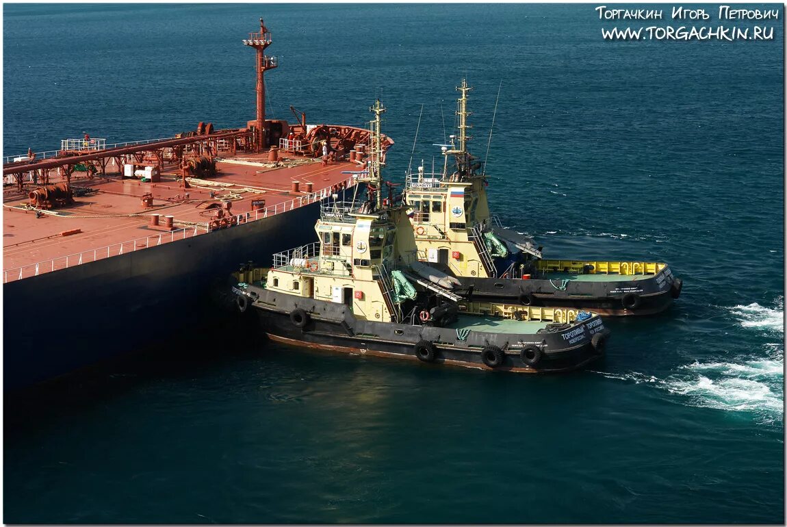 Состав буксирного устройства судна буксировщика. Как называется судно буксирующее секции из бревен. Буксир белуга. Буксируемое судно. Как называется судно буксирующее секции из бревен.