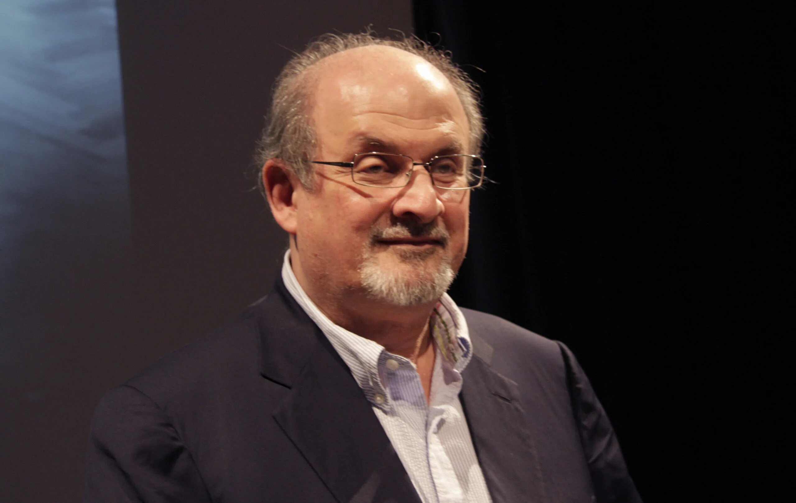 Рушди нападение. Salman Rushdie. Салман Рушди Нью Йорке. Салман Рушди британский писатель. Элизабет Вест Салман Рушди.