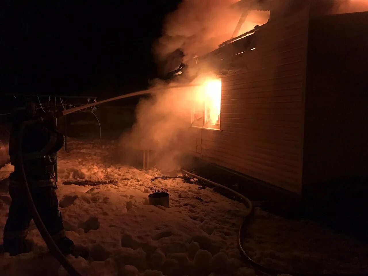 Пожар дома. Пожар в жилом доме. Пожар в здании. Пожар в жилом здании.