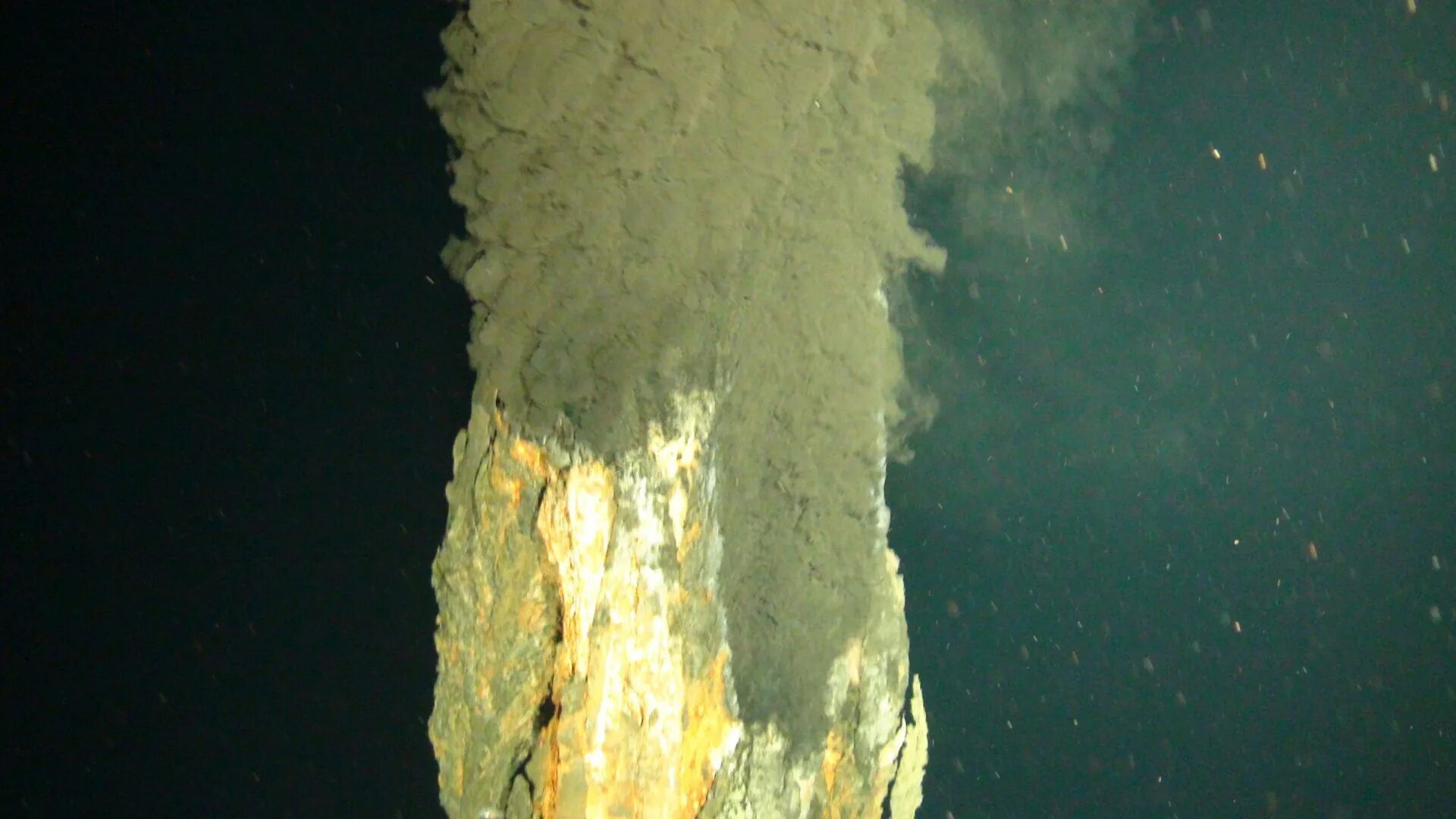 Море в котором горел сероводород. Черные курильщики Марианская впадина. Вулкан Дайкоку Марианская впадина. Глубоководные гидротермальные источники. Подводный вулкан в Марианской впадине.