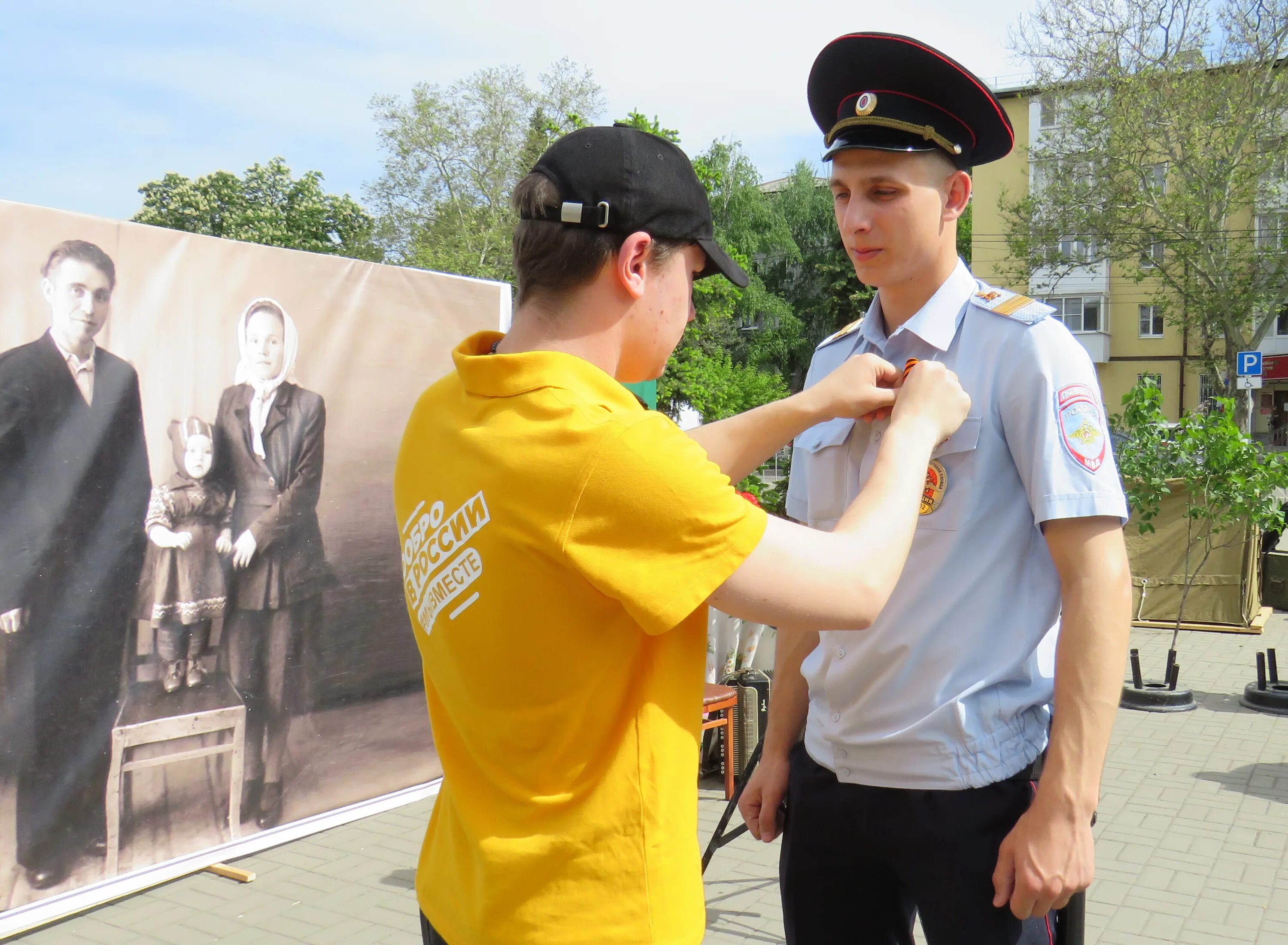 Охранник кропоткин. Георгиевская ленточка полиция. Акция Георгиевская лента 2023. Солдат с георгиевской ленточкой. Полицейский с георгиевской лентой.