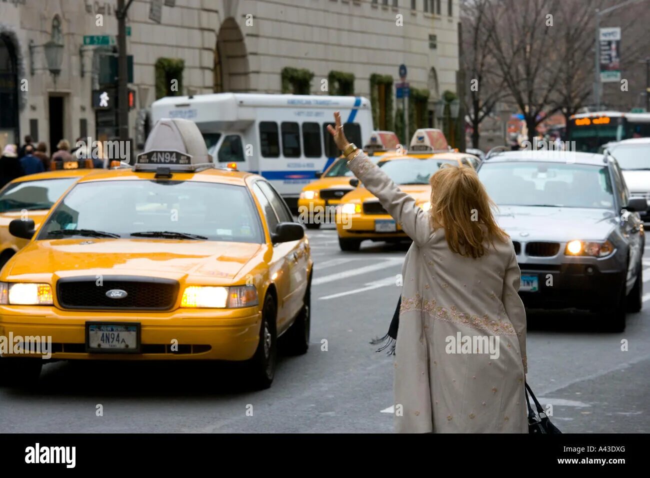 Такси колл. Флаг такси. Такси девушка Лондон. Картинка такси с девушкой. Женщина провожает такси.