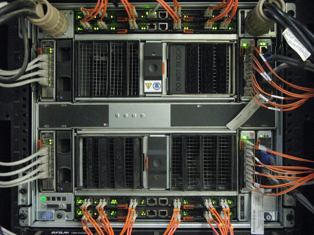 Сервер ht. Шасси ibm bladecenter h. сервер блейд-система ibm. серверное шасси ibm blade center. ibm bladecenter cisco 3012.