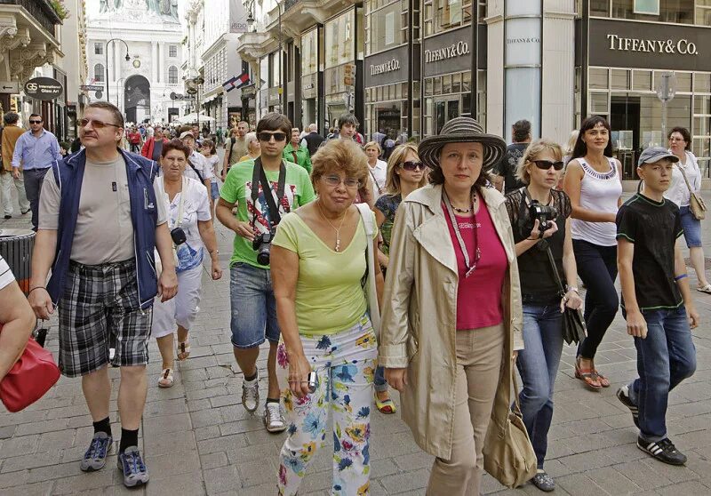 Постоянно живущие за границей. Европа люди. Люди на улицах Европы. Европейцы на улицах. Российские туристы за рубежом.
