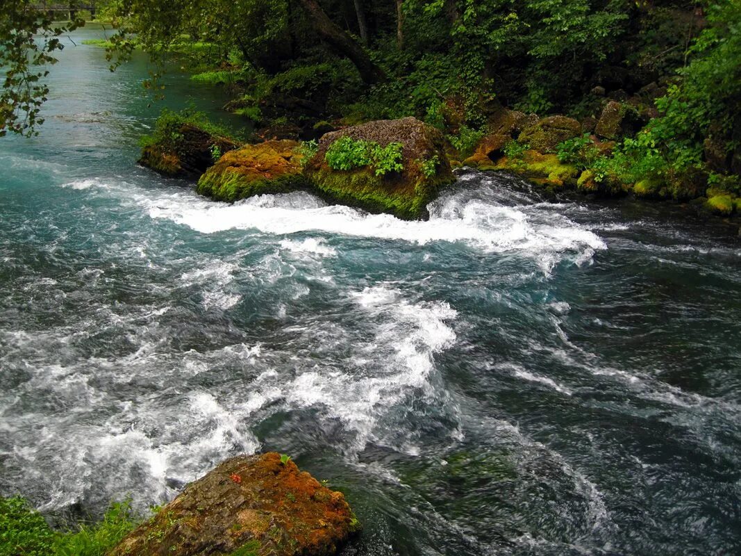 Она сильная река. Река дисагуалеро. В течении реки. Сильное течение реки. Река с быстрым течением.
