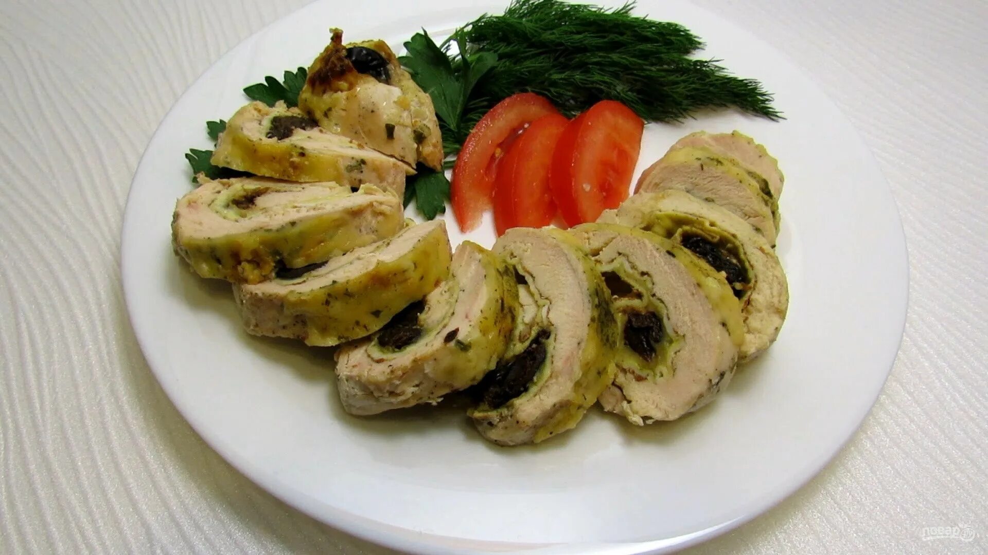 Рулет из куриного фарша с черносливом. Куриные рулетики с черносливом. Куриный рулет с черносливом и сыром. Рулетики из куриной грудки с черносливом. Рулет с курагой и черносливом.