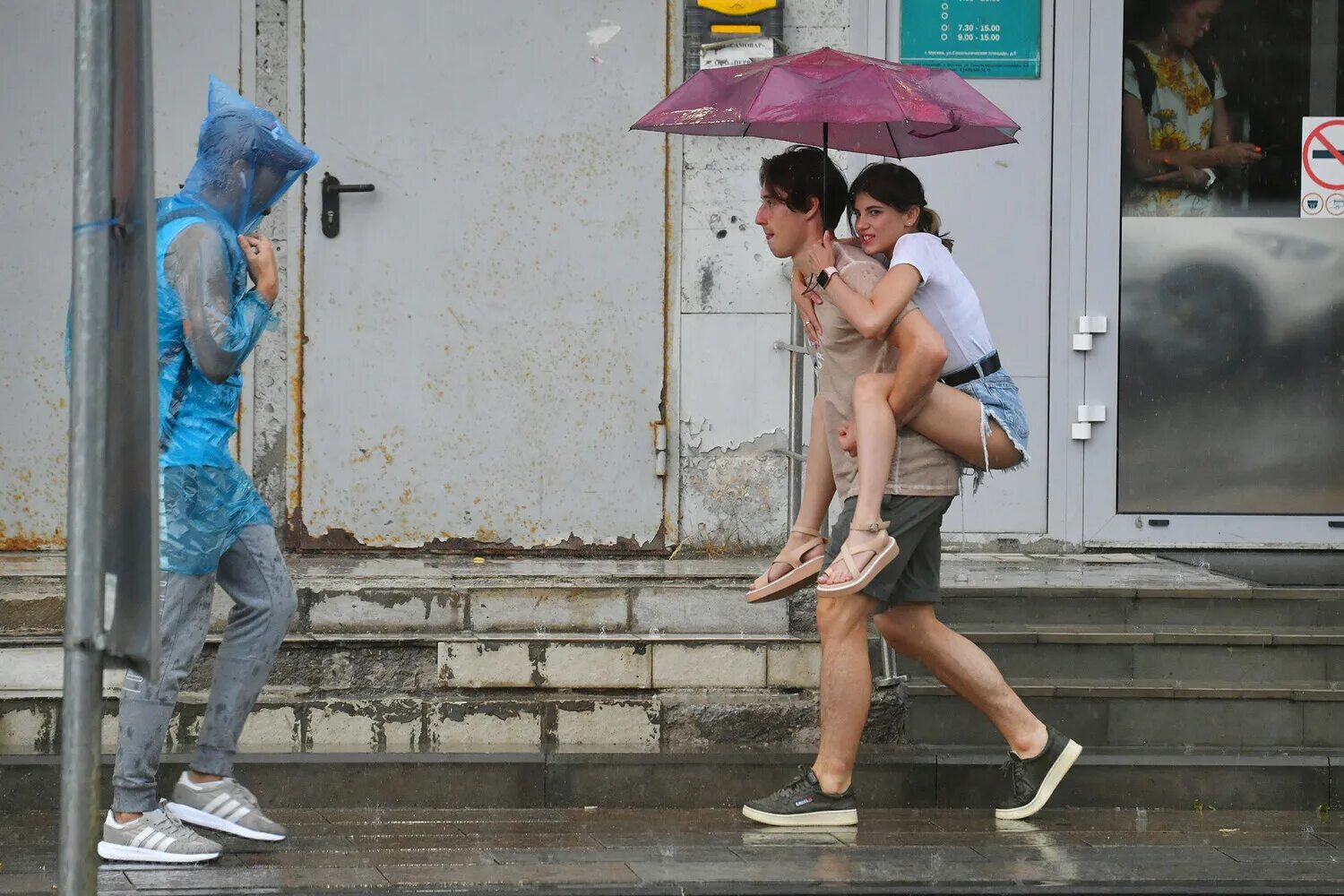 Какое ожидается лето 24 года. Ливень в Москве. Ливень в Москве вчера. Ливень в Москве 7 июля. Залповый дождь.