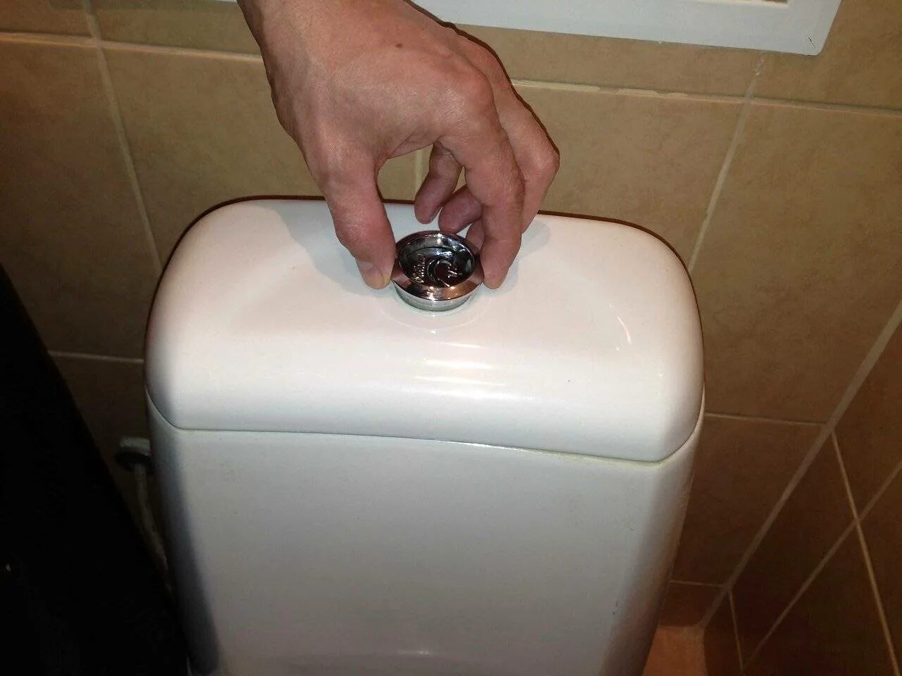 Бачок унитаза jika течет вода. Кнопка сливного бачка Cersanit. Унитаз Roca бачок разобрать. Унитазный бачок для туалета.