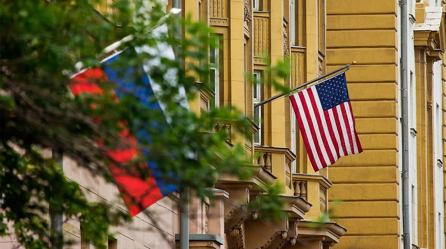 Посольство рф москва. Посольство Соединенных Штатов в Москве. Здание посольства России в США. Посольство Соединенных Штатов Америки, Москва здание. Американский Консул в Москве.