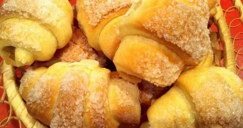 Рогалики с яблоками из дрожжевого теста