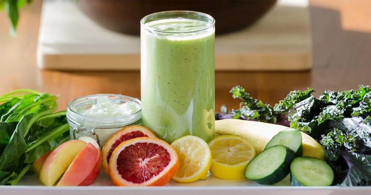 Смузи со шпинатом. Смузи яблоко киви лайм сельдерей. Зеленые смузи и соки. Детокс коктейль. Детокс смузи.