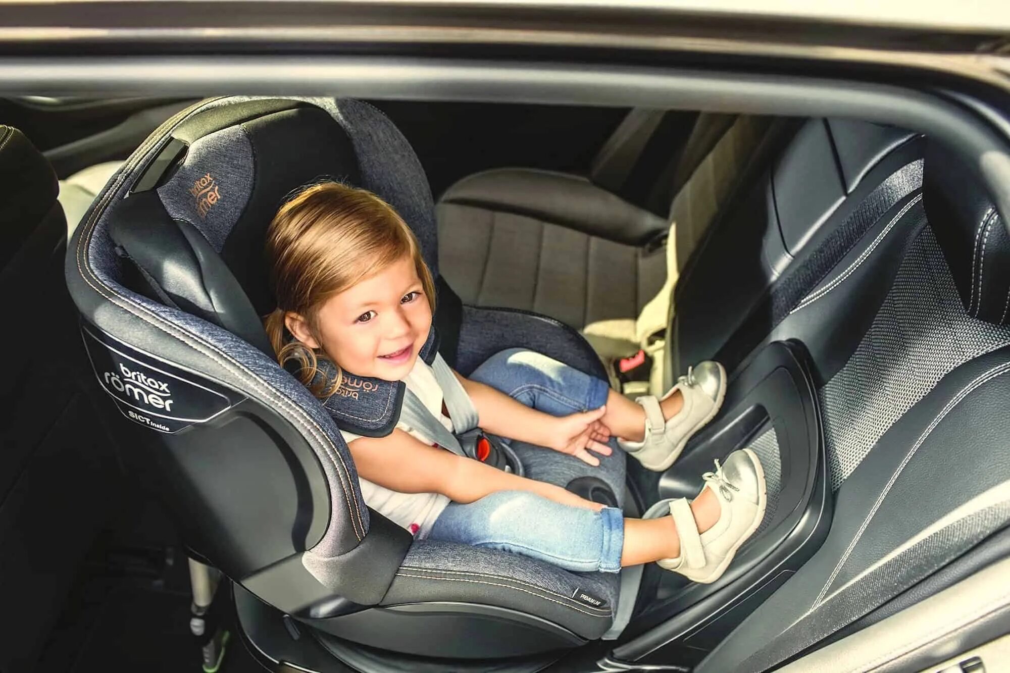 Britax Dualfix. Бустер Britax Romer Isofix. Детское автокресло в машине. Ребенок в автокресле. С скольки лет можно ездить на бустере