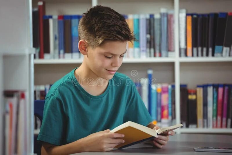 Преподаватель вуза. Старшеклассник с книгой в руках. Мальчик в библиотеке читает за столом. Преподаватель dep. Лекция педагог.