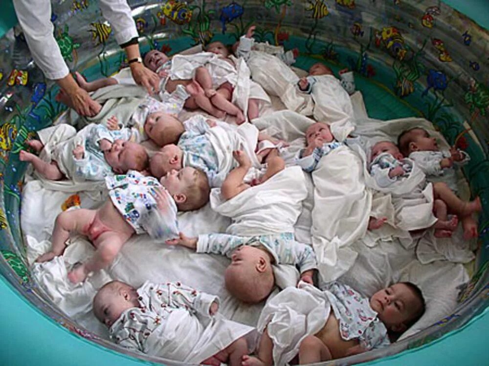 Человек родившийся 2 января. Много младенцев. Много детей новорожденных. Очень много грудничков.