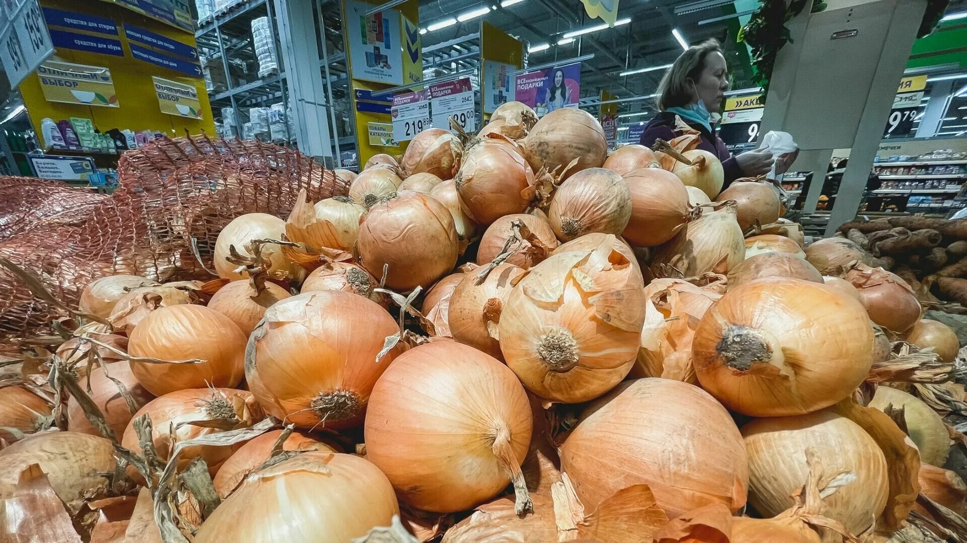 Лук репчатый тюмень. Овощи. лук репчатый. лук в магазине.